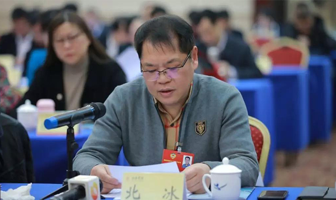 “建言資政勇?lián)?dāng)，一枝一葉總關(guān)情”——“明星”委員北冰出席省政協(xié)十二屆二次會議后記